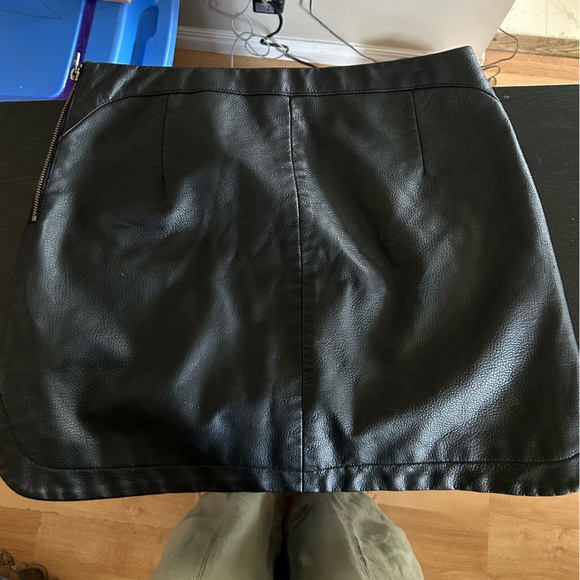 Black mini leather skirt - Picture 2 of 3